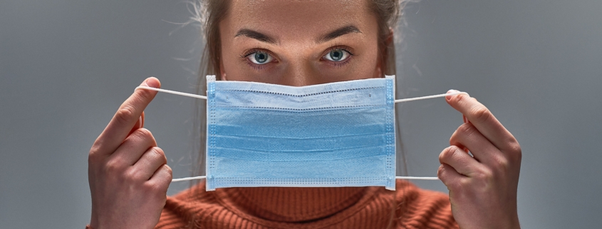 Frau mit Gesichtsmaske