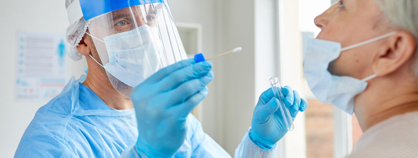 Arzt und Patientin beim Corona Schnelltest